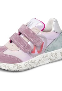 Sneaker per bambini con cinturini in suede rosa e viola, parte superiore metallica rosa, tallone azzurro e suola bianca con testo graffiti grigio.