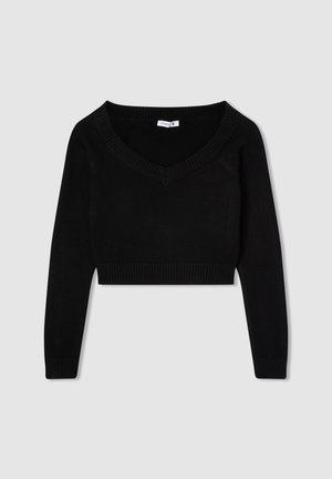 Maglione corto nero, scollo a V a coste, maniche lunghe e tessuto lavorato a maglia. Nessun motivo o accessorio visibile. Design semplice.