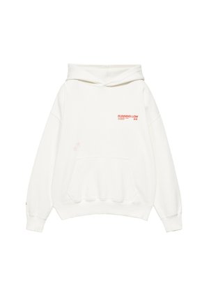 Sweat à capuche blanc avec poche kangourou frontale et petit texte rouge ""RUNNING LOW"" sur le haut gauche de la poitrine.