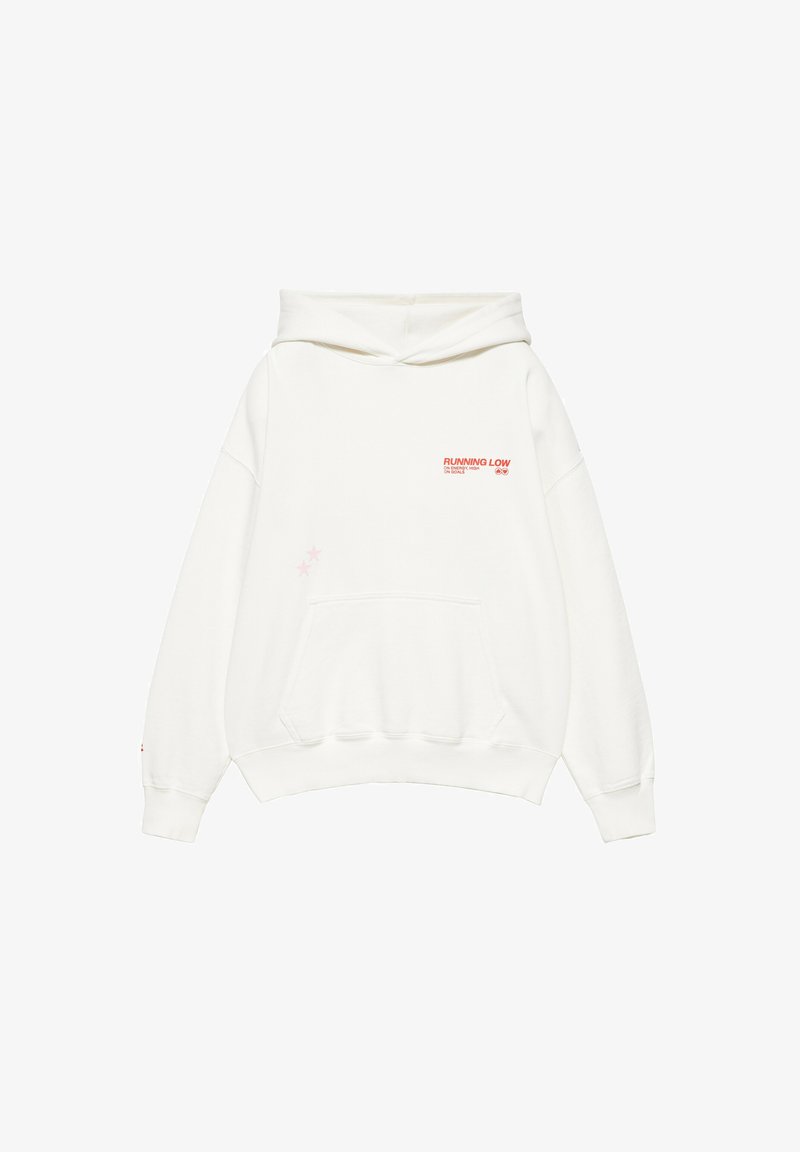 Sweat à capuche blanc avec poche kangourou frontale et petit texte rouge ""RUNNING LOW"" sur le haut gauche de la poitrine.
