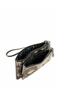 Cartera con cremallera y dos compartimentos, hecha de tejido texturizado, presenta un diseño gráfico y una correa para la muñeca para mayor comodidad al llevarla.