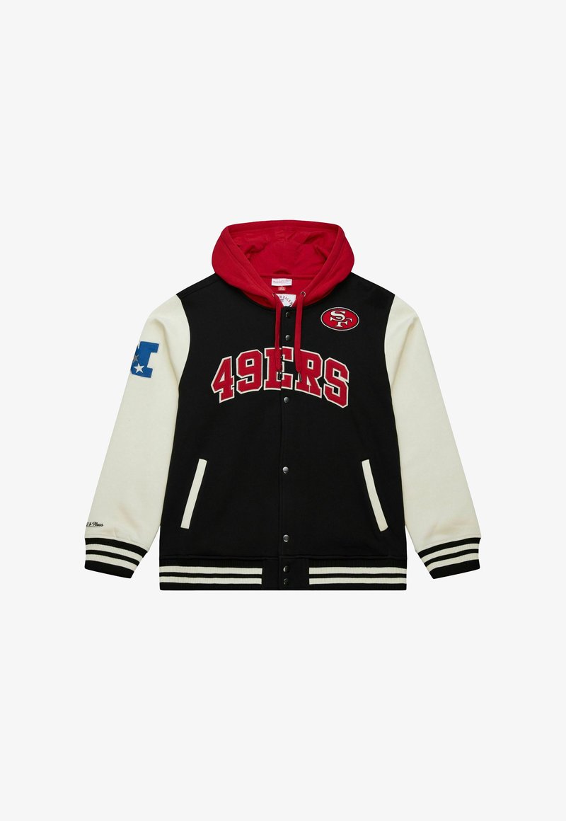 Schwarze Collegejacke mit roter Kapuze, weißen Ärmeln, "49ERS" in roten Buchstaben, blauer Sternenpatch auf dem linken Ärmel, gestreiften Bündchen und Druckknopfverschluss.