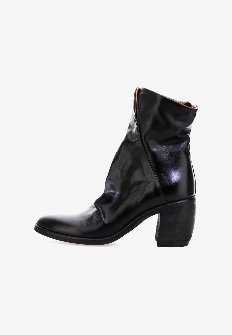 Botín de cuero negro hasta el tobillo con un diseño arrugado, punta afilada y un tacón mediano apilado; presenta un brillo sutil y costuras mínimas.