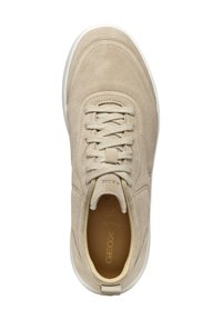 Baskets en suède beige avec des bouts arrondis, un laçage et une semelle en caoutchouc blanche. Comprend des détails de couture et un logo sur la semelle intérieure.