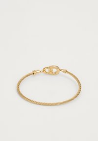 Gouden armband met een gedraaide touwontwerp, voorzien van een ronde sluiting versierd met kleine edelstenen voor accentdetail.
