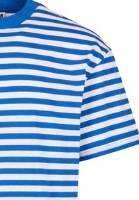 Sinine ja valge horisontaalselt triibuline lühikeste varrukatega T-särk, millel on sinine ümmargune kaelus, lühendatud, et näidata õlavarre ja varrukaid.