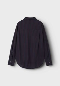 Camicia blu scuro con strisce rosse verticali, maniche lunghe, colletto e polsini abbottonati. Tessuto morbido con una texture liscia. Vista dal retro.