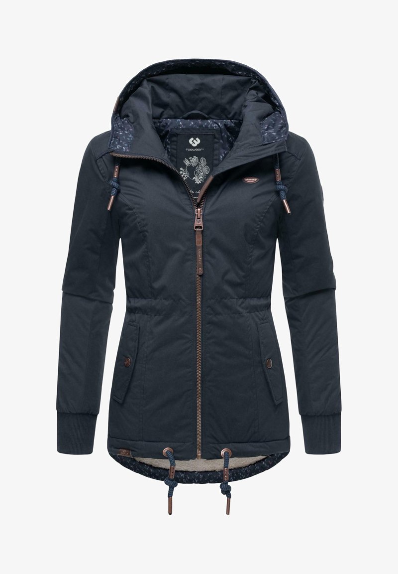 Jūras zila jaka ar kapuci, priekšpuses rāvējslēdzējs un aukliņu josta. Odere ir ar rakstainu audumu, un tai ir bronzas furnitūra un kabatas.