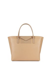 Sac fourre-tout en cuir beige avec une texture lisse, une forme structurée, deux poignées supérieures et un logo en relief sur un onglet à l'avant.