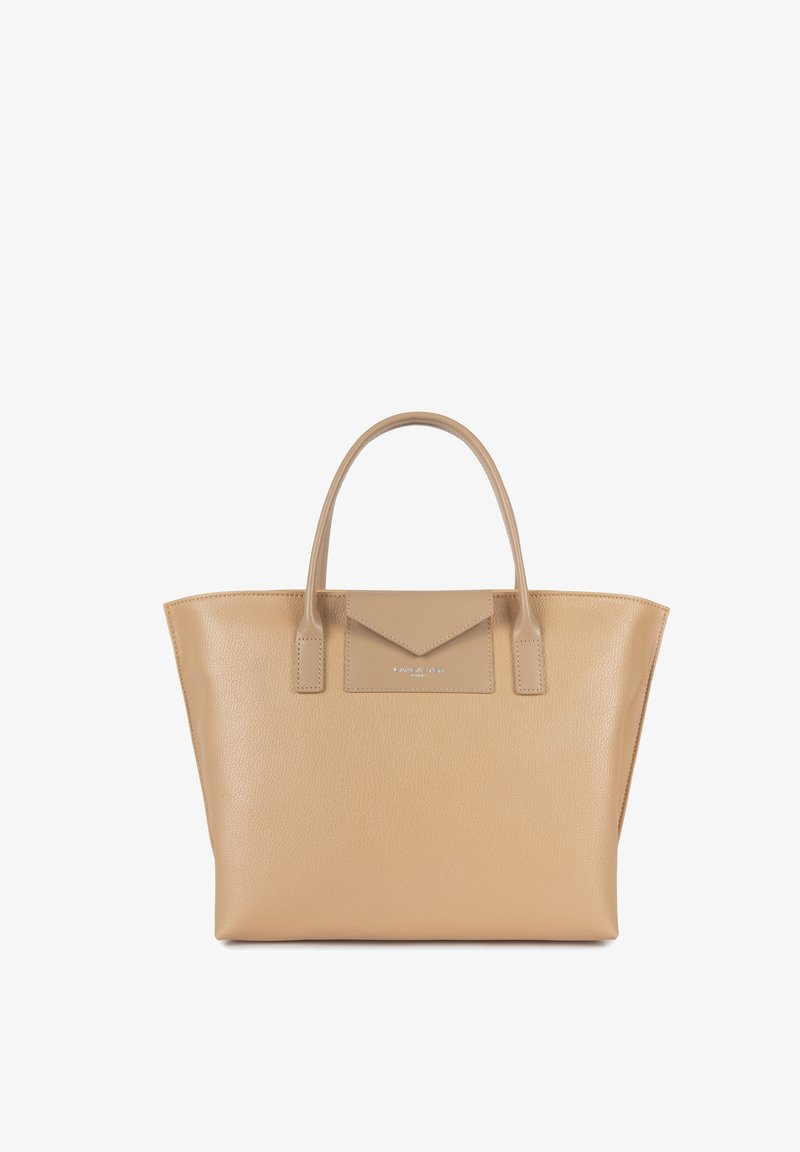 Sac fourre-tout en cuir beige avec une texture lisse, une forme structurée, deux poignées supérieures et un logo en relief sur un onglet à l'avant.