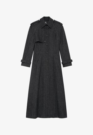 Cappotto lungo di un grigio scuro realizzato in tessuto testurizzato, con colletto alto, spalline e chiusura a bottoni, dotato di tasche laterali.