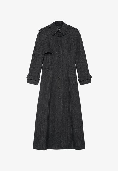 Cappotto lungo di un grigio scuro realizzato in tessuto testurizzato, con colletto alto, spalline e chiusura a bottoni, dotato di tasche laterali.