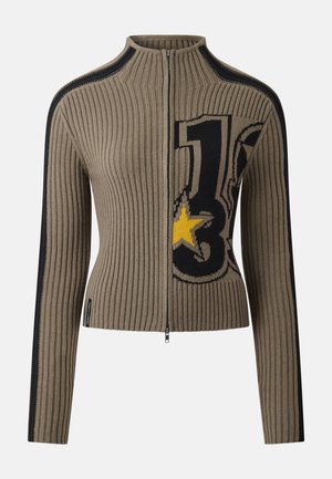 Ribbineulotteinen, pitkähihaisen ruskea neuletakki, jossa mustat sivuraidat, edessä vetoketju ja isolla mustalla numerolla "13" varustettu keltainen tähti rinnassa.