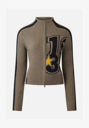 Ribbineulotteinen, pitkähihaisen ruskea neuletakki, jossa mustat sivuraidat, edessä vetoketju ja isolla mustalla numerolla "13" varustettu keltainen tähti rinnassa.