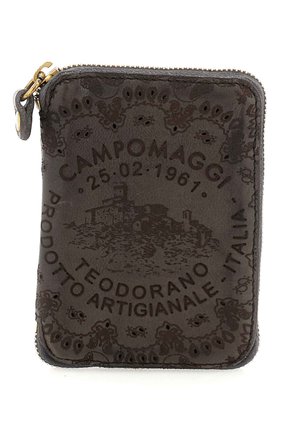Portafoglio in pelle marrone con dettagli in rilievo, caratterizzato dal logo "Campomaggi" e motivi intriganti, rifinito con una cerniera e accessori dorati.