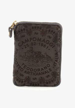 Portafoglio in pelle marrone con dettagli in rilievo, caratterizzato dal logo "Campomaggi" e motivi intriganti, rifinito con una cerniera e accessori dorati.