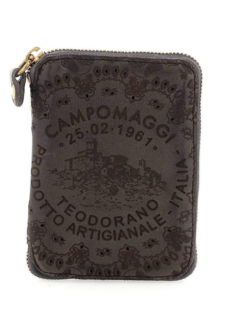 Portafoglio in pelle marrone con dettagli in rilievo, caratterizzato dal logo "Campomaggi" e motivi intriganti, rifinito con una cerniera e accessori dorati.