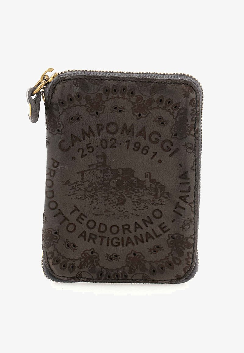 Portafoglio in pelle marrone con dettagli in rilievo, caratterizzato dal logo "Campomaggi" e motivi intriganti, rifinito con una cerniera e accessori dorati.