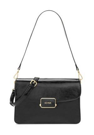 Czarna skórzana torba na ramię z złotą klamrą i regulowanym paskiem, o prostokątnym kształcie, z klapą i logo Ochnik na emblemacie z przodu.