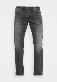 Jeans gris oscuro con corte recto, que presentan un diseño desvaído, cinco bolsillos, trabillas para el cinturón y detalles de costura sutiles.