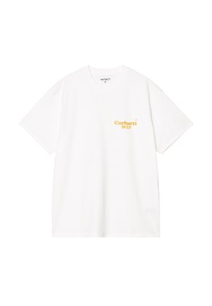 Camiseta de algodón blanca con mangas cortas y corte relajado. Presenta un logo amarillo de "Carhartt WIP" en el lado izquierdo del pecho. Textura suave.
