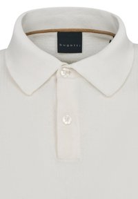 Weißes Polo-Shirt mit kurzen Ärmeln aus strukturiertem Stoff, klassischem Kragen und einer Knopfleiste mit drei Knöpfen. Das Etikett trägt die Aufschrift "bugatti" in Schwarz.
