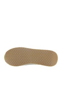 Semelle de chaussure avec un motif triangulaire texturé en caoutchouc marron clair pour l’adhérence et la durabilité.