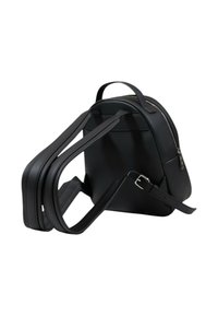 Zaino in pelle nera dalla forma arrotondata, con manico superiore singolo, spallacci regolabili e dettagli in zip tono argento. Texture liscia.