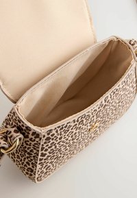 Pung med leopardprint i en glat tekstur, beige indvendig, gyldne hardware-dele og flaplukning. Kompakt rektangulært design.