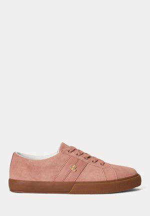 Ροζ σουέντ χαμηλό sneaker με καφέ λαστιχένια σόλα, κλείσιμο με κορδόνια και μικρό χρυσό λογότυπο RL στο πλάι.