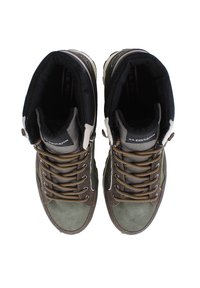 Brązowe i zielone trampki high-top z teksturowanej zamszowej i syntetycznej cholewki, z kontrastującymi sznurówkami i wyprofilowanym kołnierzem.