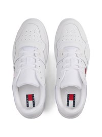Hvide sneakers med perforeret tåboks, flade snørrebånd og et logo-patch med rød, hvid og blå farver på hælen og indersålen. Glat materiale.