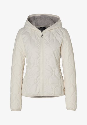 Chaqueta blanca acolchada con capucha, cremallera completa en el frente, mangas largas y costuras con un sutil patrón ondulado.