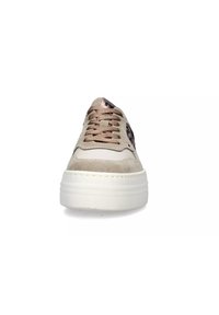 Beżowe sneakersy z zamszu z teksturowaną cholewką, metalicznymi akcentami i białą platformą. Wyróżniają się brązowymi sznurowadłami oraz zaokrąglonym noskiem.