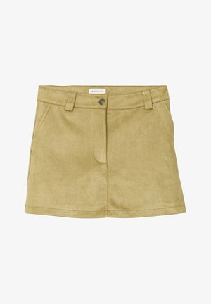 Mini-jupe en faux suède beige avec une fermeture à bouton, des passants de ceinture et deux poches avant. Elle présente une texture lisse et un ourlet propre.