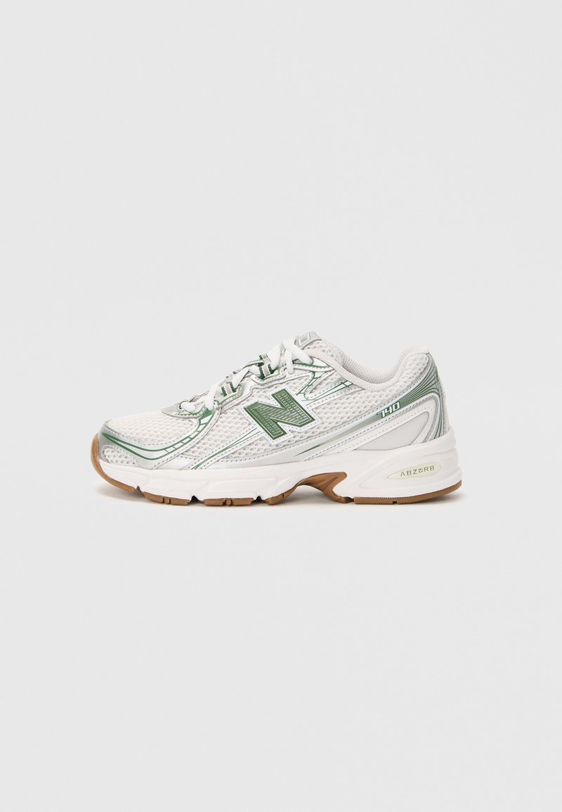 Sneaker atletica bianca e verde con upper in rete, logo di lato, lacci bianchi e suola color gomma con dettaglio di ammortizzazione ABZORB.