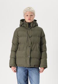 Olijfgroene pufferjack met een capuchon, voorzien van grote, doorgestikte delen en zwarte knopen. Het materiaal lijkt glad en stevig.