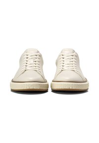 Pár krémově bílých kožených tenisek s kulatou špičkou, šněrováním v přední části a texturovanou béžovou gumovou podrážkou, zobrazených zepředu na bílém pozadí.