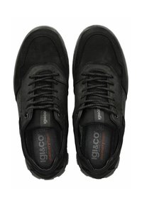 Černé šněrovací boty s kombinací hladké a texturované kůže, polstrovanou paměťovou pěnou uvnitř a robustní gumovou podrážkou.