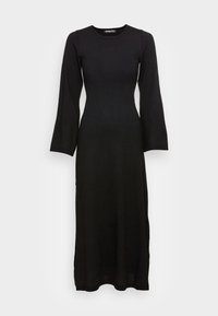 Abito nero in maglia con maniche a campana lunghe, scollatura rotonda e silhouette aderente, caratterizzato da una texture uniforme e lunghezza fino al polpaccio.