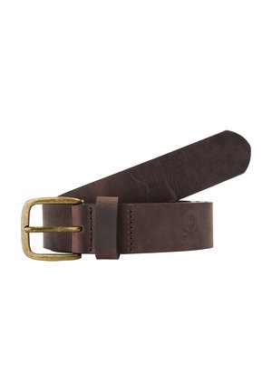 Cinturón de cuero marrón con hebilla de latón, una sola pasada y acabado liso, colocado plano con el extremo ligeramente levantado.