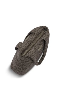 Bruin leopardprint gewatteerde duffeltas met dubbele handgrepen en een bovenste ritssluiting, weergegeven vanuit een schuine bovenaanzicht.