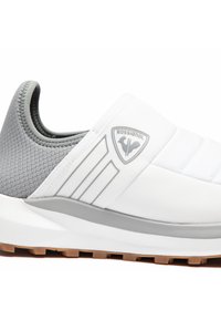 Scarpa bianca e grigia slip-on con un retro in mesh grigio testurizzato, parte superiore liscia in sintetico bianco con design trapuntato e suola in gomma con motivo di trazione.