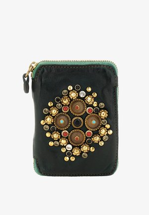 Portafoglio in pelle nera con una cerniera turchese. La parte anteriore presenta dettagli intricati in oro, rosso e turchese con motivi circolari.