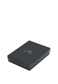 Černá kartonová krabička s matným povrchem, na víku je zlaté logo, obdélníkový tvar a zavírání se zasouváním.
