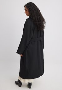 NA-KD GEGURTETER KLASSISCHER   - Cappotto classico - black