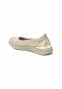 Bailarinas en punto beige claro con acentos en dorado metálico, un superior texturizado y una suela acolchada; diseño de punta redondeada y tacón bajo.