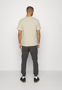 Columbia BASIC LOGO™ SHORT SLEEVE - T-shirt estampada - ancient fossil