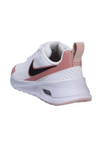 Chaussure de sport blanche avec des accents roses et noirs, tige texturée, col rembourré et semelle blanche avec une unité d'air visible.