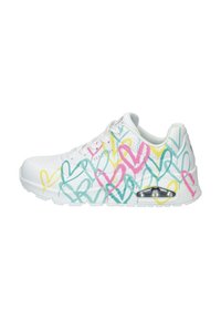 Baskets blanches de sport avec un motif de cœurs colorés en rose, jaune et turquoise. Tige en maille avec un col rembourré et une semelle à coussin d'air.